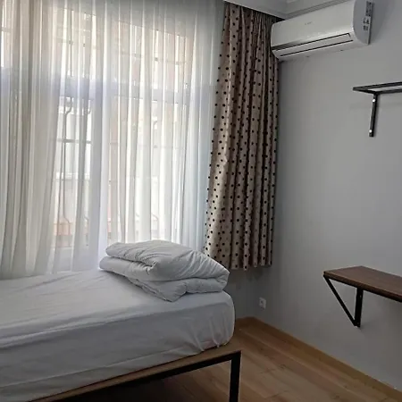 Taksim Ground Floor - 3 Bedroom - 1 Living - Full Kitchen Isztambul