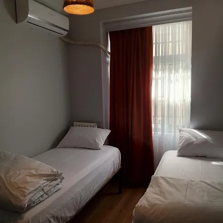 Taksim Ground Floor - 3 Bedroom - 1 Living - Full Kitchen Apartman Isztambul