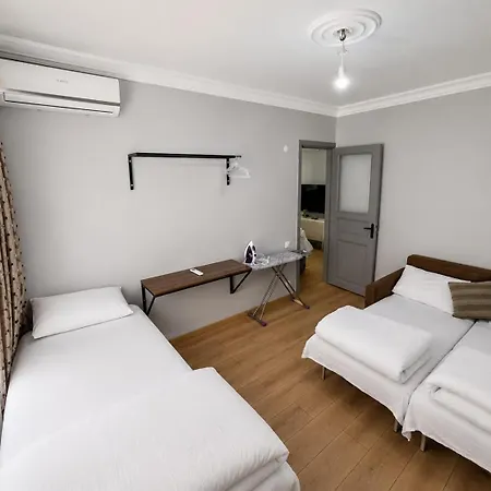 Taksim Ground Floor - 3 Bedroom - 1 Living - Full Kitchen * Istambul